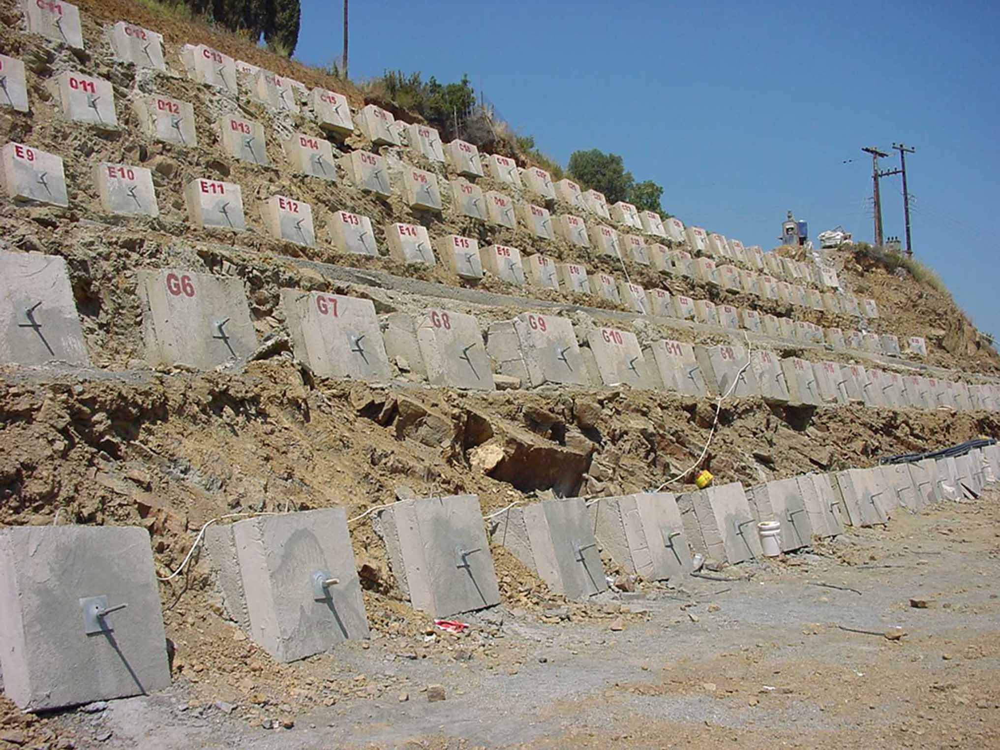 Εν-θερμώ γαλβανισμένα αγκύρια ολόσωμου σπειρώματος ELEBAR-G σε έργο σταθεροποίησης πρανούς