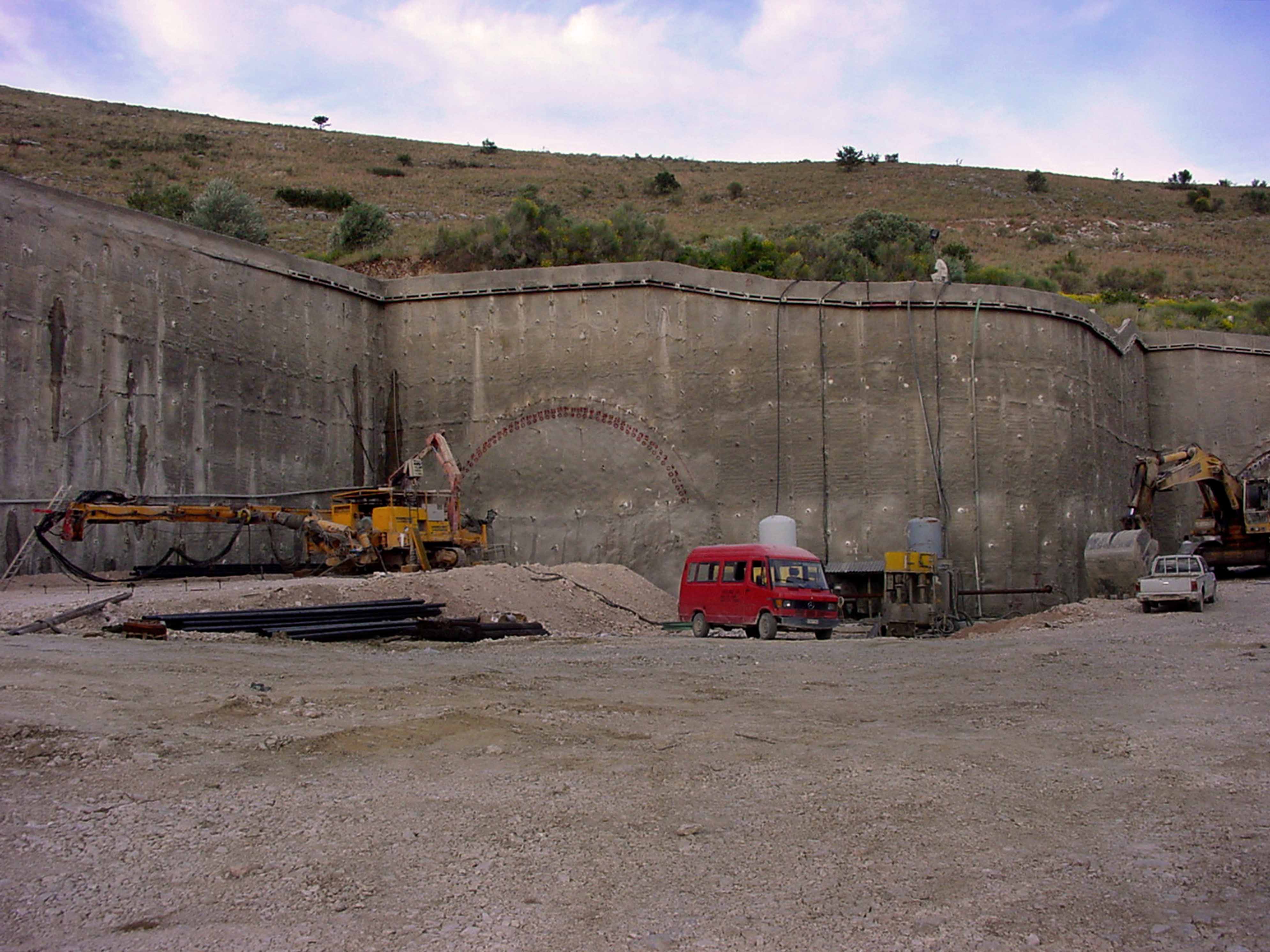 Pre-stressed DUGLASS FL fiberglass anchors used at a Berlinoise retaining wall